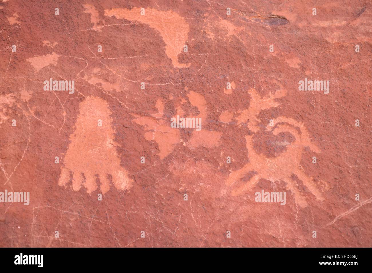 Antichi petroglifi di 2.000 anni sul sentiero del Canyon di Petroglyph presso il Valley of Fire state Park, Nevada, USA. Foto Stock