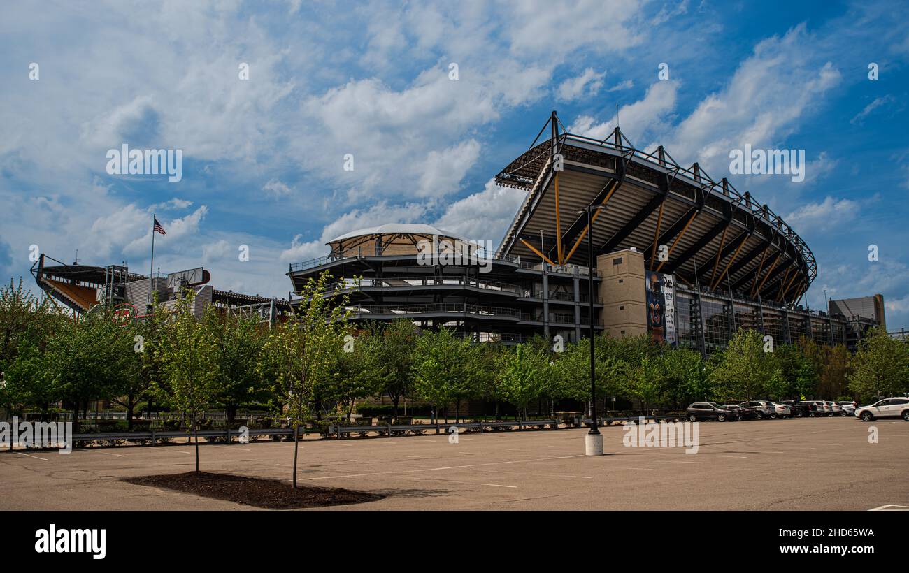 Pittsburgh, Pennsylvania—30 aprile 2019; vista ad angolo basso di Heinz Field, sede della squadra di football degli NFL Steelers in una giornata di primavera con parcheggio in primo piano. Foto Stock