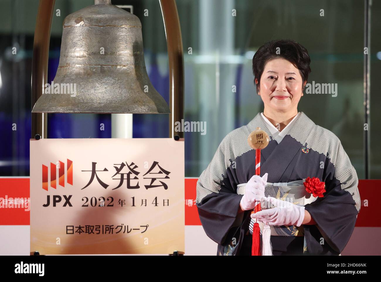 Tokyo, Giappone. 4th Jan 2022. Il vice presidente giapponese di Daiwa Securities Keiko Tashiro suona un campanello prima del primo giorno di negoziazione dell'anno alla Borsa di Tokyo (TSE) a Tokyo martedì 4 gennaio 2022. Credit: Yoshio Tsunoda/AFLO/Alamy Live News Foto Stock