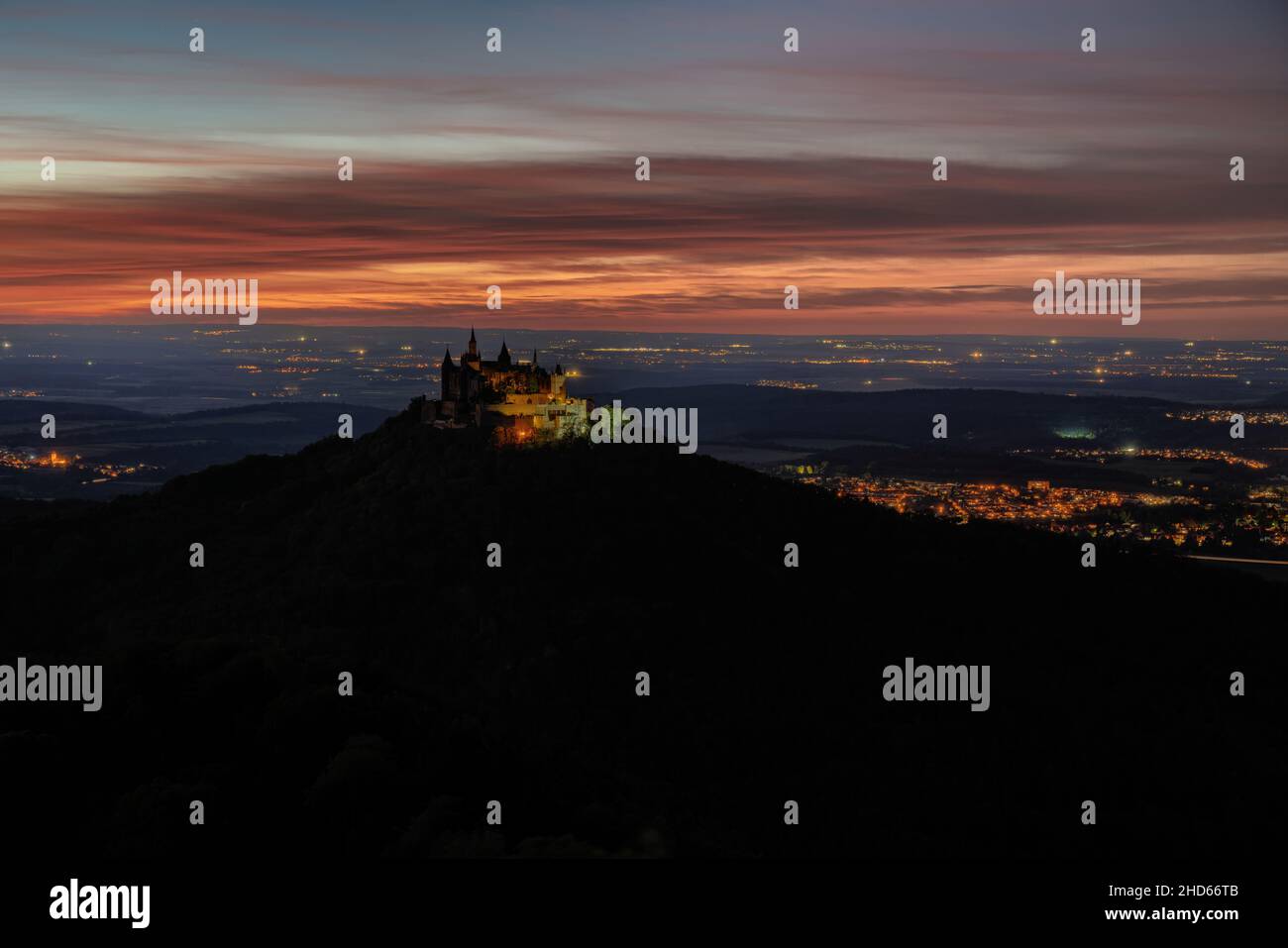 Castello Hohenzollern visto da un luogo chiamato Zeller Horn nel tardo crepuscolo Foto Stock