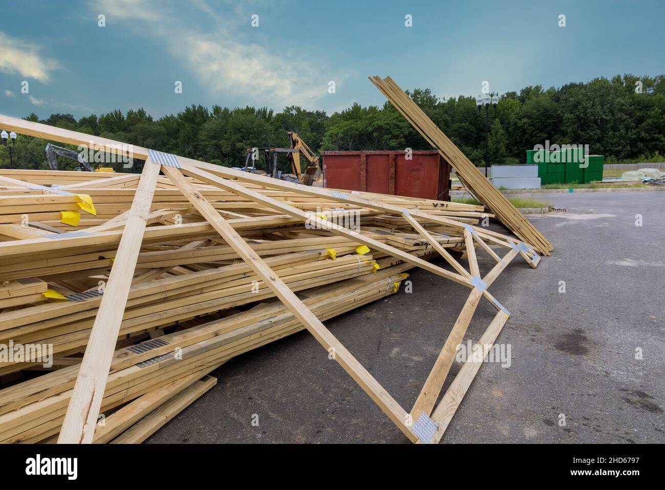 Pila di travi di legno di legno di legname preparato per costruire una casa in Falegnameria di legno di costruzione di telaio Foto Stock
