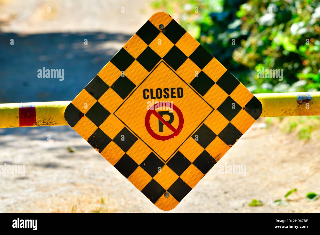 Un cartello giallo e nero chiuso su una strada rurale nella British Columbia Canada Foto Stock