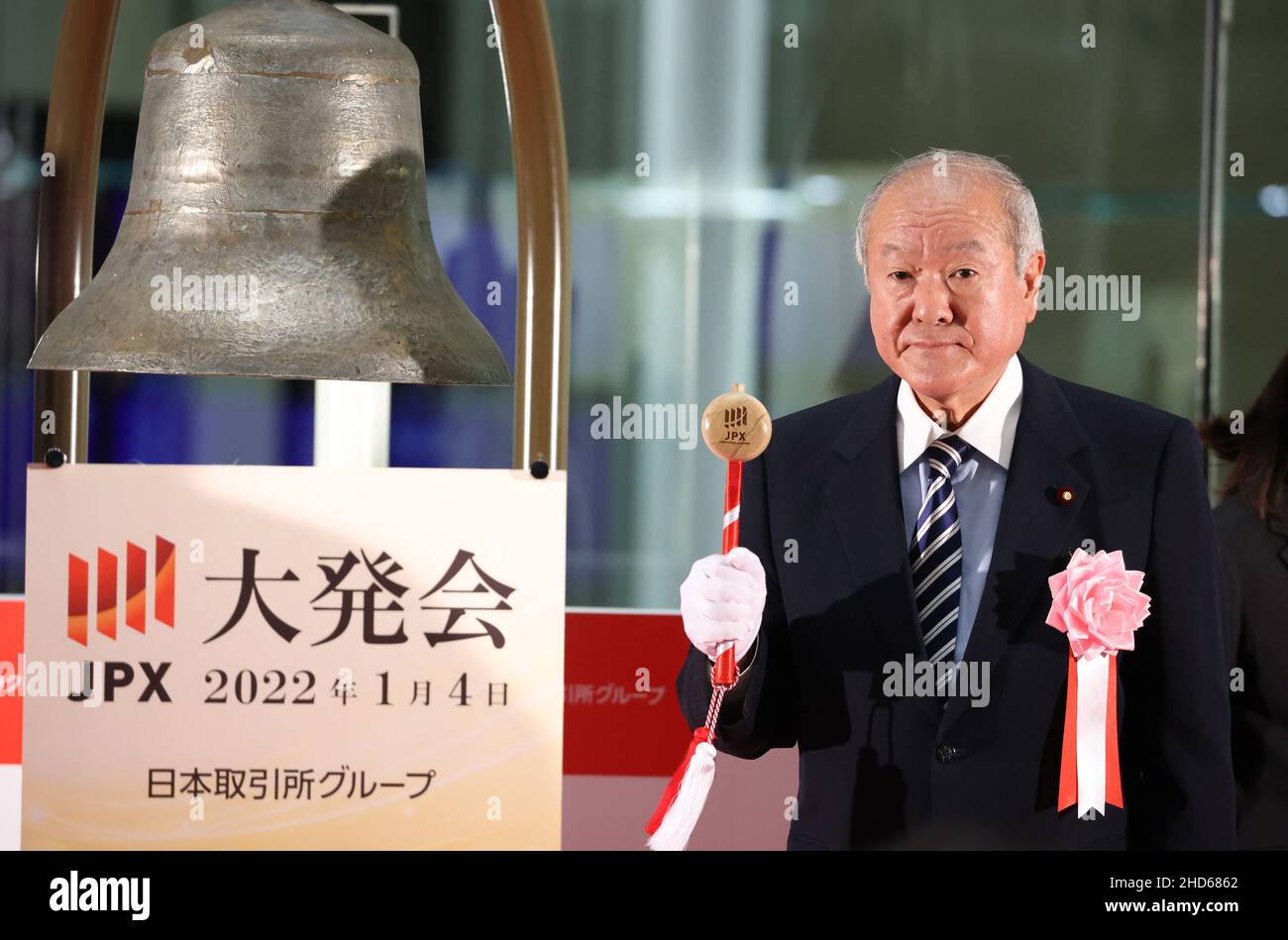Tokyo, Giappone. 4th Jan 2022. Il ministro delle Finanze giapponese Shunichi Suzuki suona una campana prima del primo giorno di negoziazione dell'anno alla Borsa di Tokyo (TSE) a Tokyo martedì 4 gennaio 2022. Credit: Yoshio Tsunoda/AFLO/Alamy Live News Foto Stock