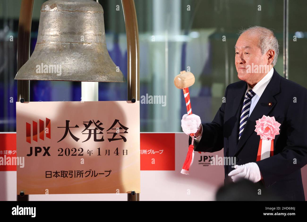 Tokyo, Giappone. 4th Jan 2022. Il ministro delle Finanze giapponese Shunichi Suzuki suona una campana prima del primo giorno di negoziazione dell'anno alla Borsa di Tokyo (TSE) a Tokyo martedì 4 gennaio 2022. Credit: Yoshio Tsunoda/AFLO/Alamy Live News Foto Stock