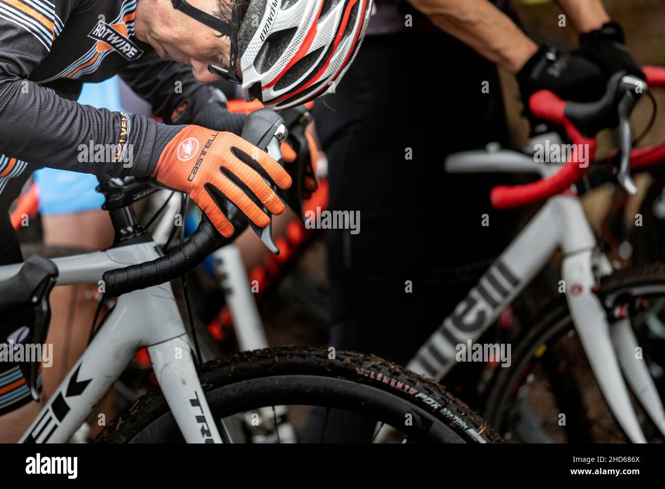 WA20576-00....WASHINGTON - Cyclest si prepone mentaly nella linea di partenza ad una gara di ciclocross. Foto Stock