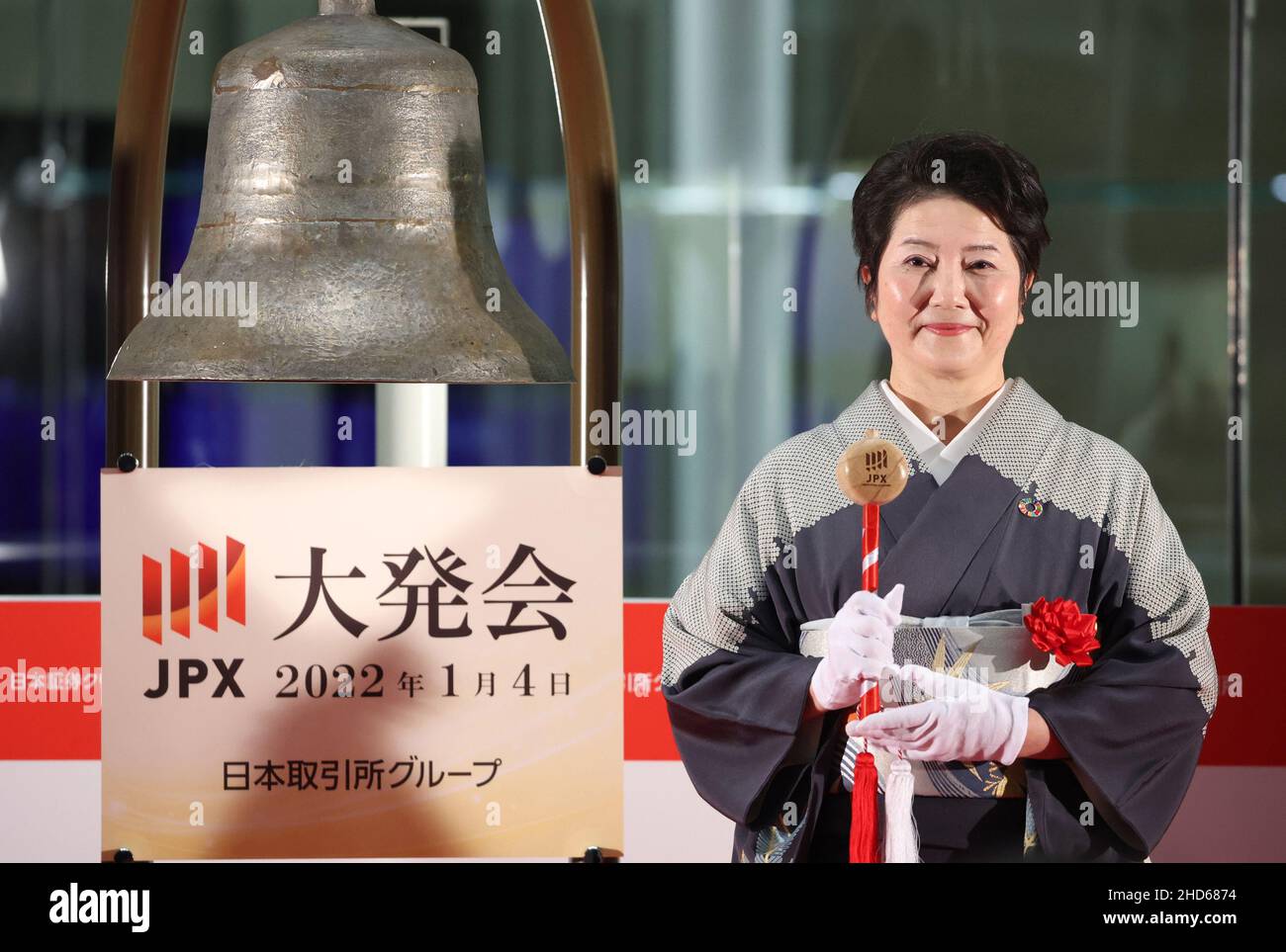 Tokyo, Giappone. 4th Jan 2022. Il vice presidente giapponese di Daiwa Securities Keiko Tashiro suona un campanello prima del primo giorno di negoziazione dell'anno alla Borsa di Tokyo (TSE) a Tokyo martedì 4 gennaio 2022. Credit: Yoshio Tsunoda/AFLO/Alamy Live News Foto Stock