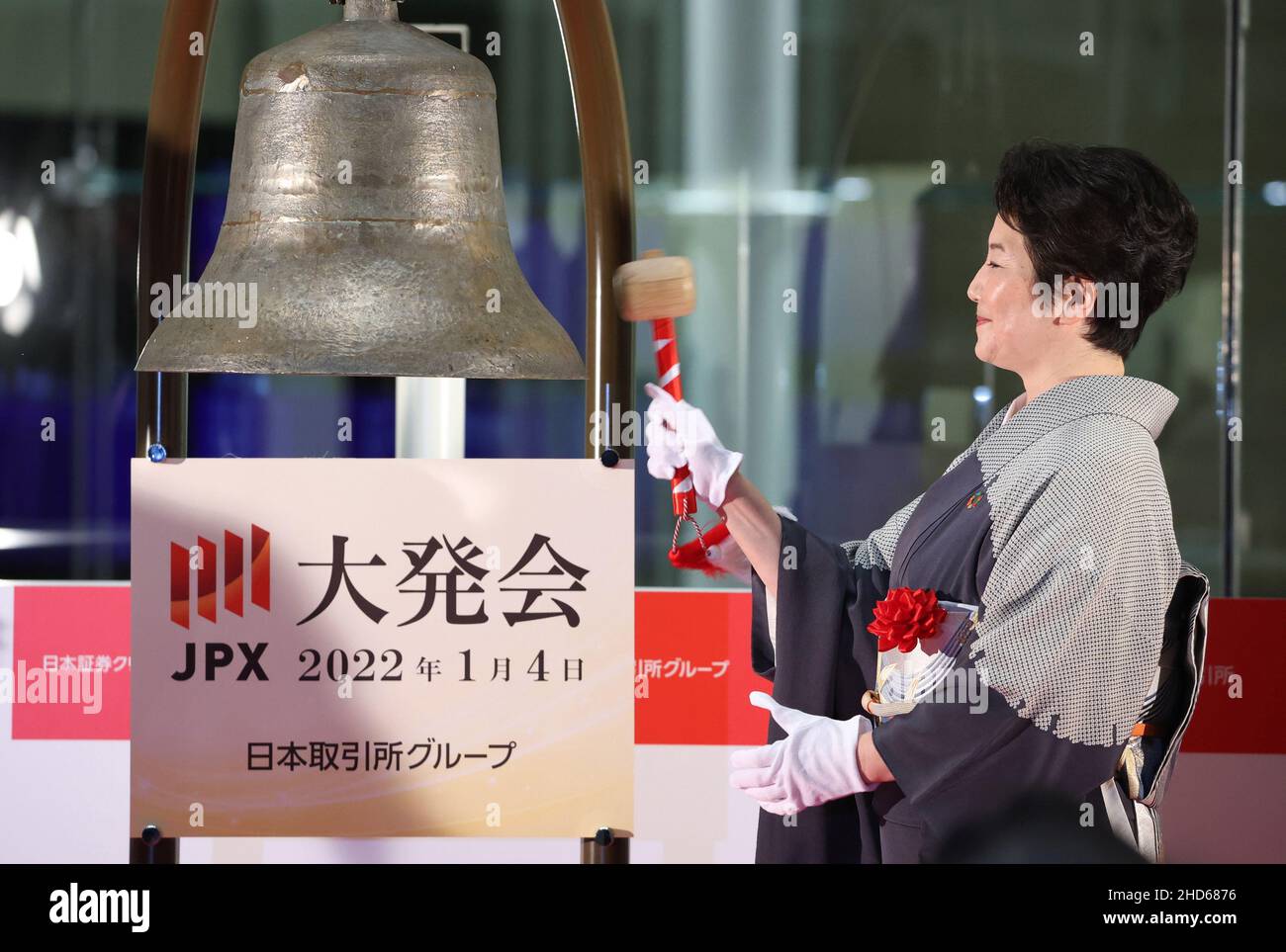 Tokyo, Giappone. 4th Jan 2022. Il vice presidente giapponese di Daiwa Securities Keiko Tashiro suona un campanello prima del primo giorno di negoziazione dell'anno alla Borsa di Tokyo (TSE) a Tokyo martedì 4 gennaio 2022. Credit: Yoshio Tsunoda/AFLO/Alamy Live News Foto Stock