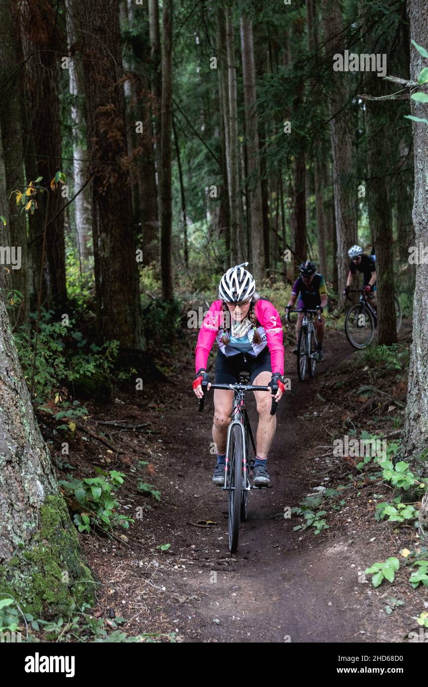 WA20588-00....WASHINGTON - Sezione di pista singola di una donna di corsa di ciclocross. Foto Stock