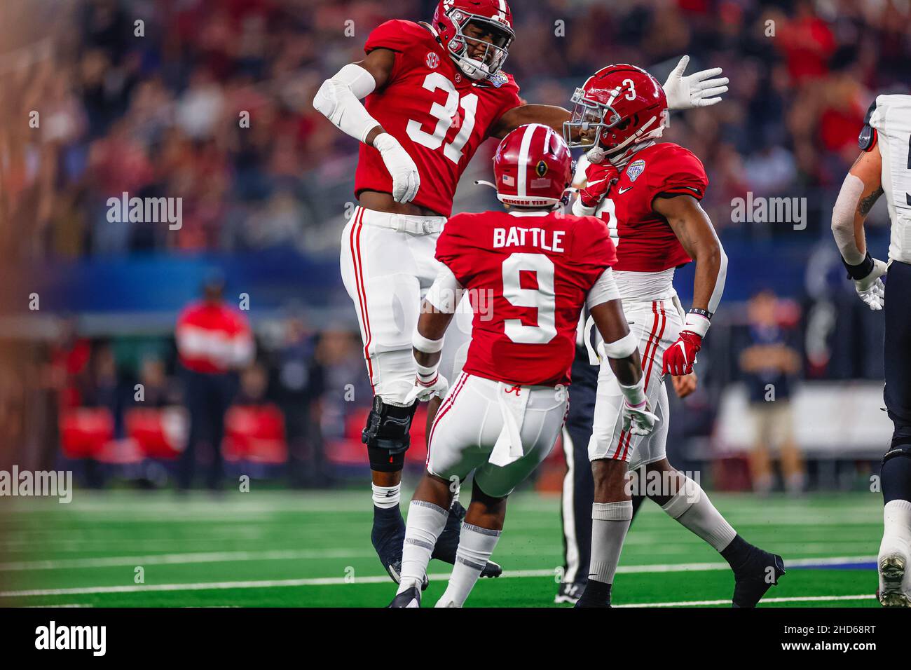 Alabama Crimson Tide difensiva giocatori Jordan Battle (9), Will Anderson Jr. (31), e Daniel Wright (3) celebrare un gioco nella prima metà di un NCAA Foto Stock