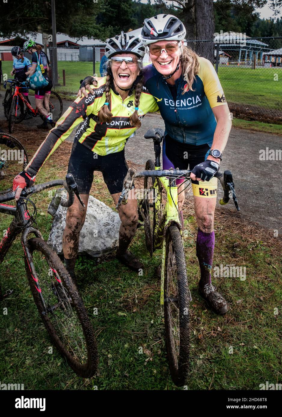 WA20610-00....WASHINGTON - gioia alla fine di una corsa fangosa di ciclocross. Foto Stock