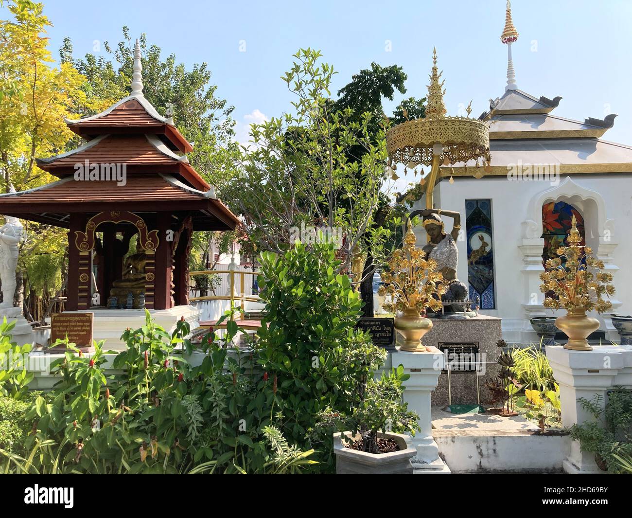 Chiang mai, Tailandia. 24th Dic 2021. Giardino in un tempio a Chiang mai. Temendo la diffusione della variante Omicron del coronavirus, la Thailandia non rilasserà le regole di ingresso strette prima di Natale fino almeno alla fine del mese. "Nell'interesse della salute e della sicurezza, abbiamo deciso di rinviare ulteriormente la reintroduzione del modello Test&Go", ha citato martedì il ministro della Sanità Anutin Charnvirakul. Credit: Carola Frentzen/dpa/Alamy Live News Foto Stock