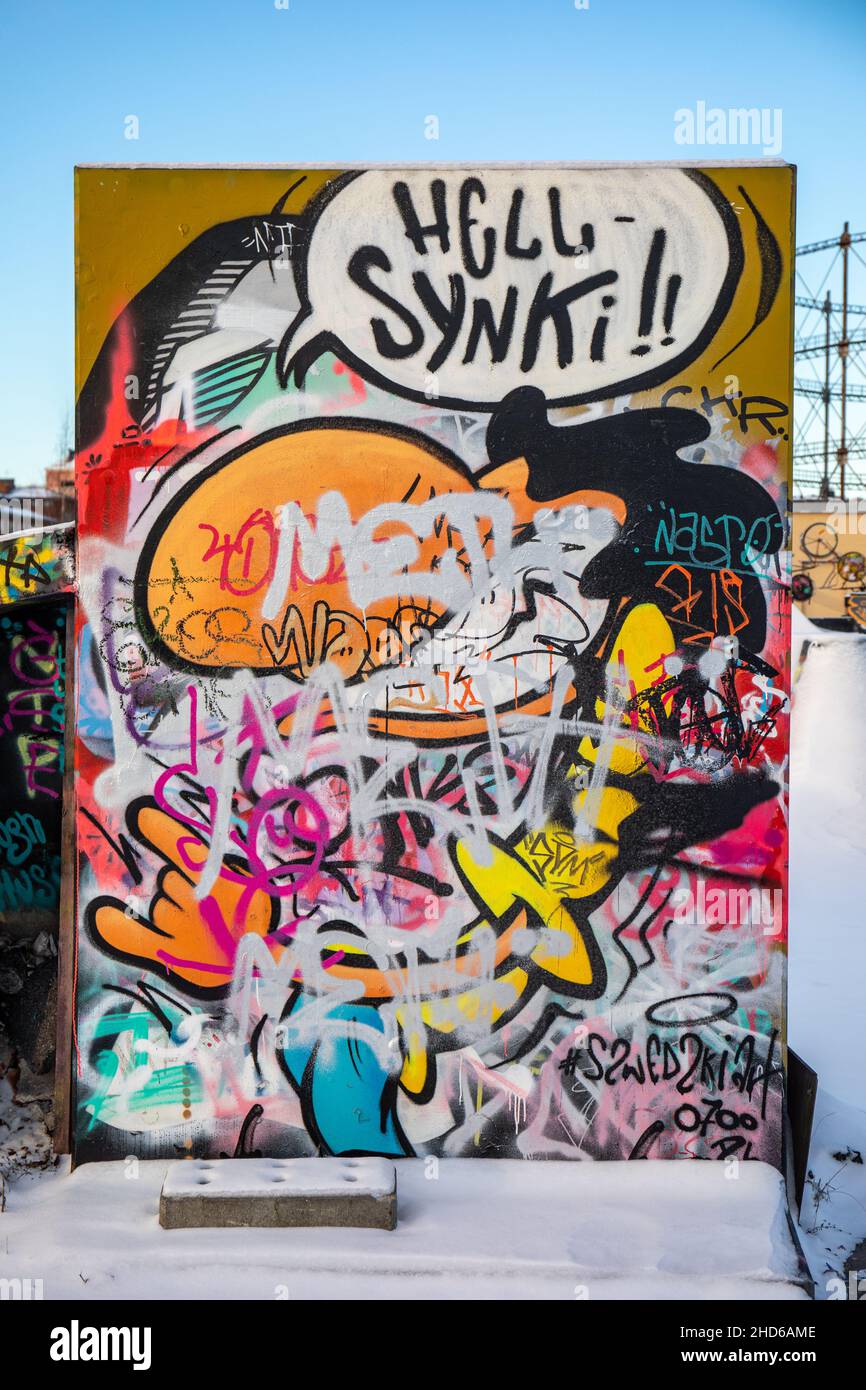 Inferno-synki! Graffiti murali defrontati dell'artista polacco Szwedzki nel distretto di Sudahti di Helsinki, Finlandia Foto Stock