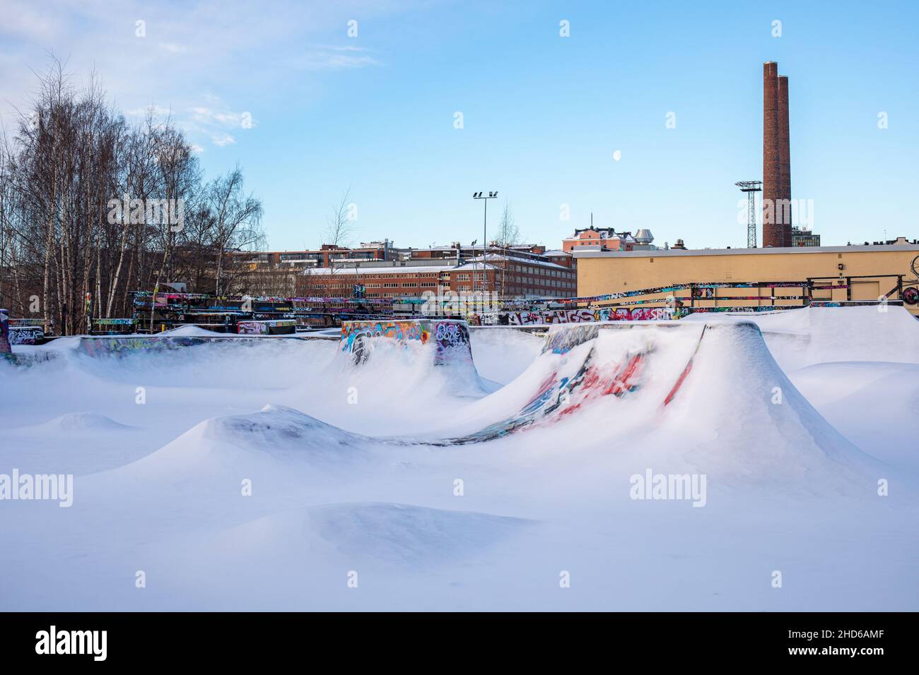 Suvilahti DIY Skatepark coperto di neve a Helsinki, Finlandia Foto Stock