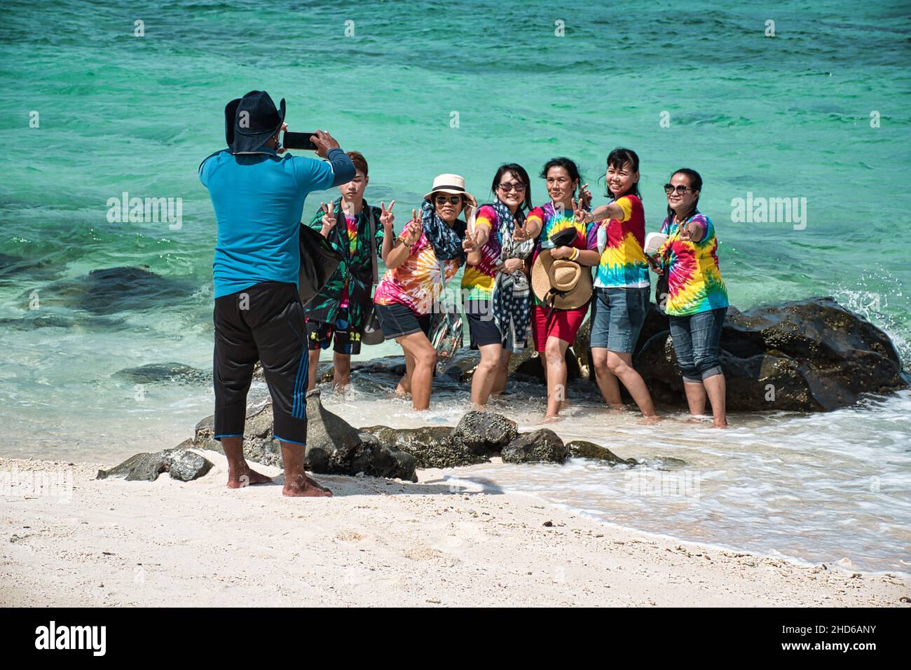 Parco Nazionale di Tarutao, Thailandia 10 dicembre 2021 foto di gruppo della gente locale tailandese godendo l'oceano e il paesaggio bello Foto Stock