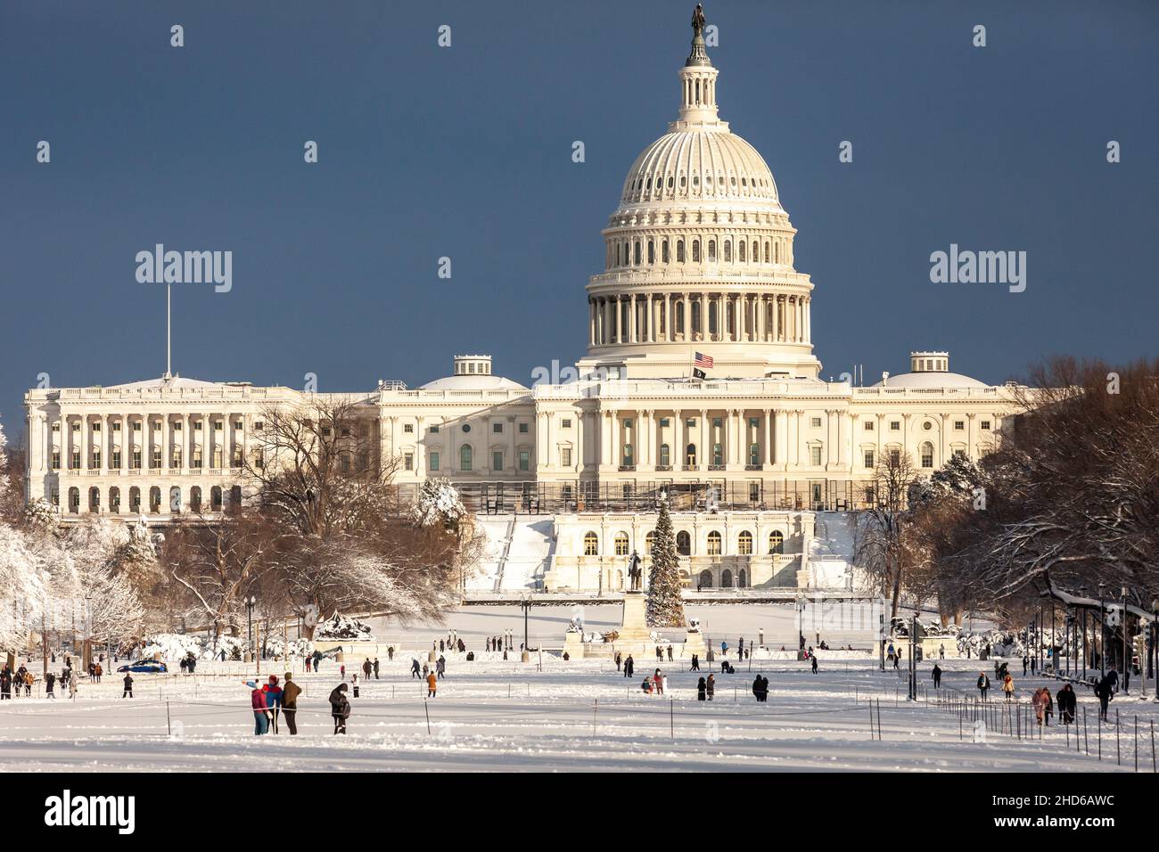 Washington, DC, USA, 3 gennaio 2022. Nella foto: Il sole splende sul Campidoglio degli Stati Uniti dopo una tempesta di neve inaspettata che ha gettato circa 8 pollici su Washington, DC. Credit: Allison Bailey / Alamy Live News Foto Stock