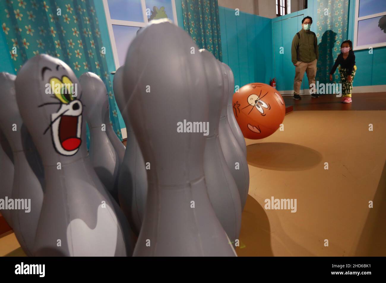 Taipei, Taipei, Taiwan. 4th Jan 2022. Un bambino e suo padre sono visti giocare ad uno stand, ad una Tom and Jerry Exhibition a Taipei, come situazione Covid rimane stabile a Taiwan. La mostra di Tom e Jerry, che è un'animazione americana tradizionale e di fama mondiale dell'intrattenimento Warner Brothers, durerà fino al 28 febbraio 2021. (Credit Image: © Daniel Ceng Shou-Yi/ZUMA Press Wire) Credit: ZUMA Press, Inc./Alamy Live News Foto Stock