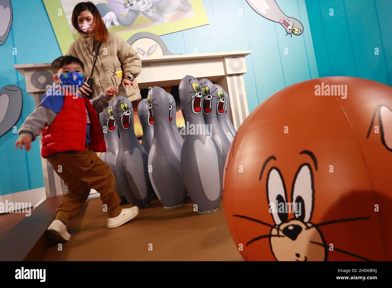 Taipei, Taipei, Taiwan. 4th Jan 2022. Un bambino e sua madre sono visti giocare ad uno stand, ad una Tom and Jerry Exhibition a Taipei, come situazione Covid rimane stabile a Taiwan. La mostra di Tom e Jerry, che è un'animazione americana tradizionale e di fama mondiale dell'intrattenimento Warner Brothers, durerà fino al 28 febbraio 2021. (Credit Image: © Daniel Ceng Shou-Yi/ZUMA Press Wire) Credit: ZUMA Press, Inc./Alamy Live News Foto Stock