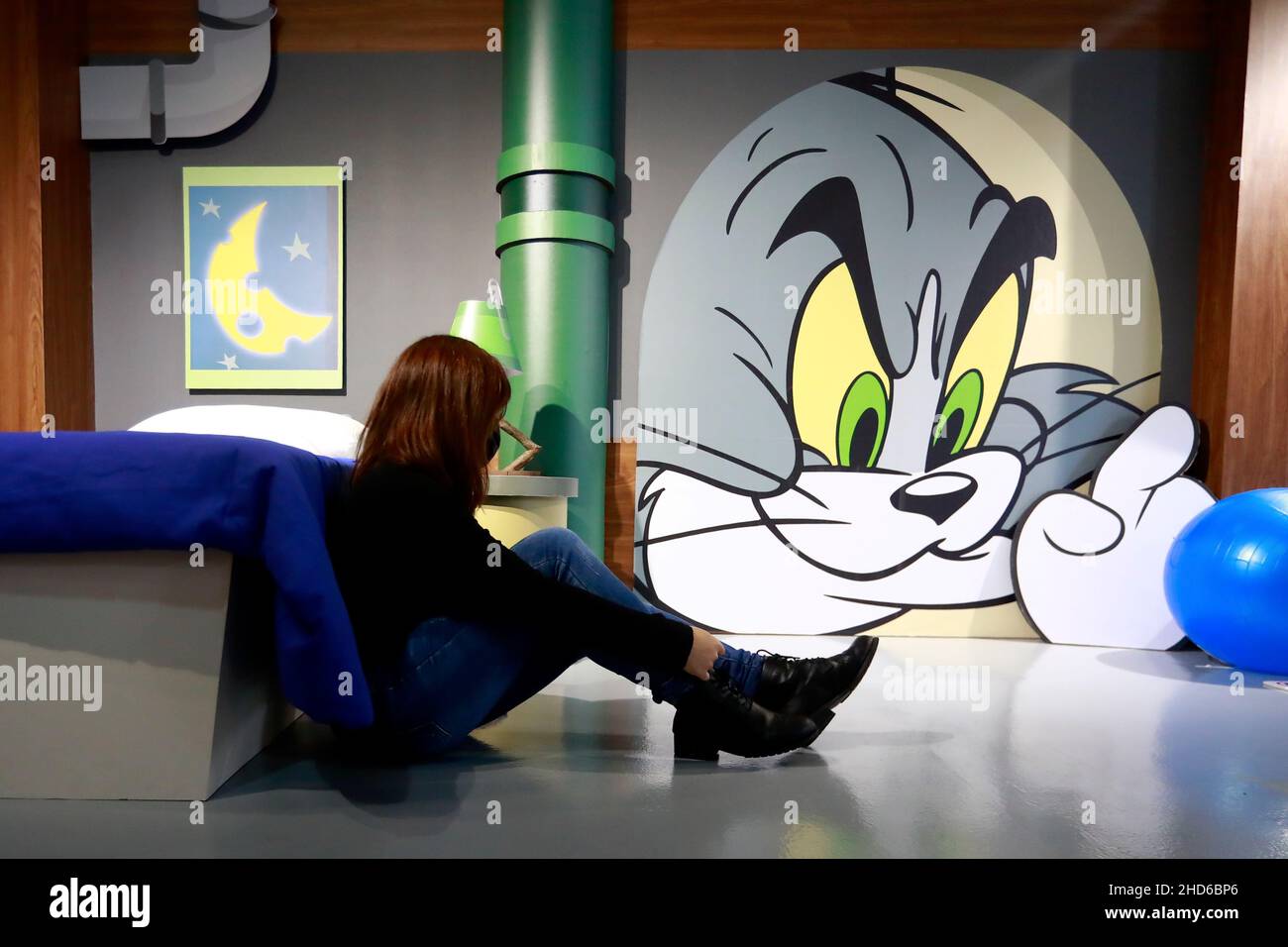 Taipei, Taipei, Taiwan. 4th Jan 2022. Una signora è vista all'interno della stanza di Jerry, ad una esposizione di Tom and Jerry a Taipei, come situazione di Covid rimane stabile a Taiwan. La mostra di Tom e Jerry, che è un'animazione americana tradizionale e di fama mondiale dell'intrattenimento Warner Brothers, durerà fino al 28 febbraio 2021. (Credit Image: © Daniel Ceng Shou-Yi/ZUMA Press Wire) Credit: ZUMA Press, Inc./Alamy Live News Foto Stock