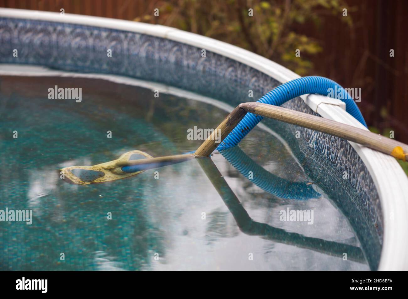 DOF poco profondo di un manico di spazzola per piscina in metallo rotto Foto Stock