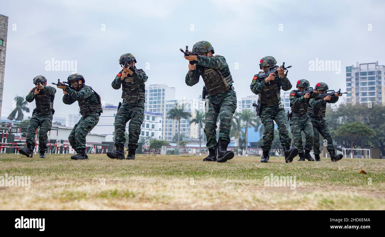 BEIHAI, CINA - 4 GENNAIO 2022 - i membri delle forze operative speciali si allenano a beihai, nella regione autonoma di Guangxi Zhuang, nella Cina settentrionale, il 4 gennaio 2 Foto Stock