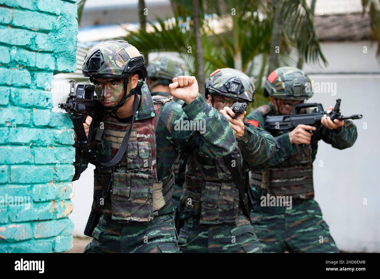 BEIHAI, CINA - 4 GENNAIO 2022 - i membri delle forze operative speciali si allenano a beihai, nella regione autonoma di Guangxi Zhuang, nella Cina settentrionale, il 4 gennaio 2 Foto Stock