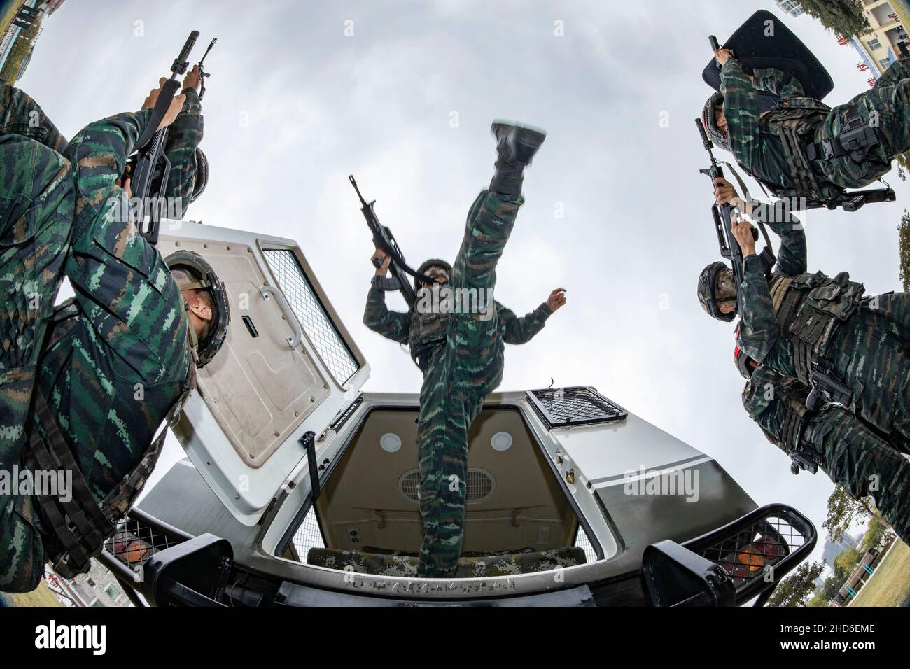 BEIHAI, CINA - 4 GENNAIO 2022 - i membri delle forze operative speciali si allenano a beihai, nella regione autonoma di Guangxi Zhuang, nella Cina settentrionale, il 4 gennaio 2 Foto Stock