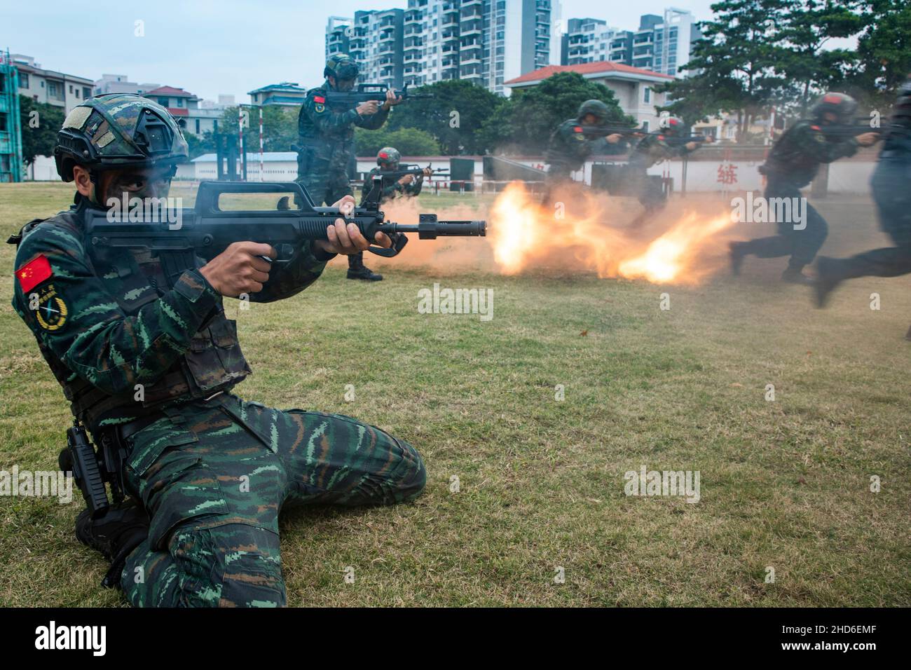 BEIHAI, CINA - 4 GENNAIO 2022 - i membri delle forze operative speciali si allenano a beihai, nella regione autonoma di Guangxi Zhuang, nella Cina settentrionale, il 4 gennaio 2 Foto Stock