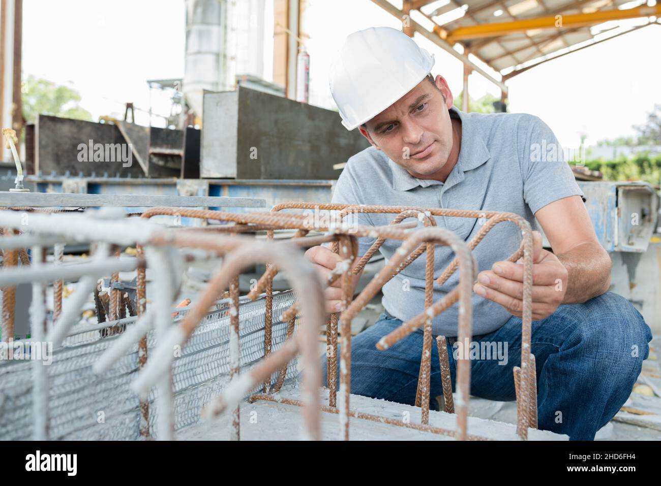 un lavoratore di produzione di blocchi vuoti Foto Stock