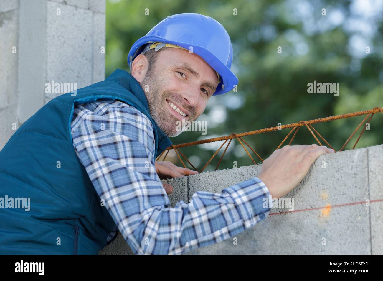 lavoratore felice in un cantiere Foto Stock
