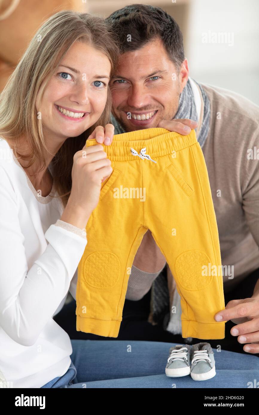 una coppia felice annunciando la gravidanza Foto Stock