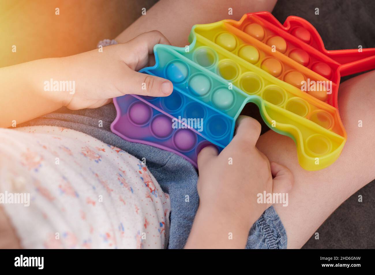 Premi la bolla colorata nel giocattolo popit. Trend gioco per bambini Foto Stock