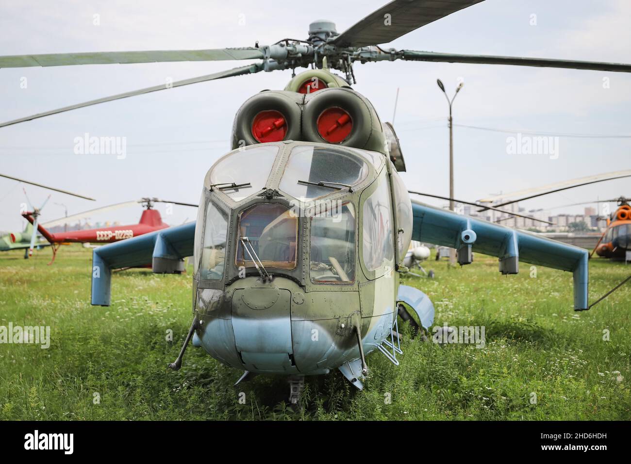 KIEV, UCRAINA - 01 AGOSTO 2021: L'Aeronautica militare Ucraina mi-24 Hind A esposto al Museo dell'Aviazione statale di Oleg Antonov Foto Stock