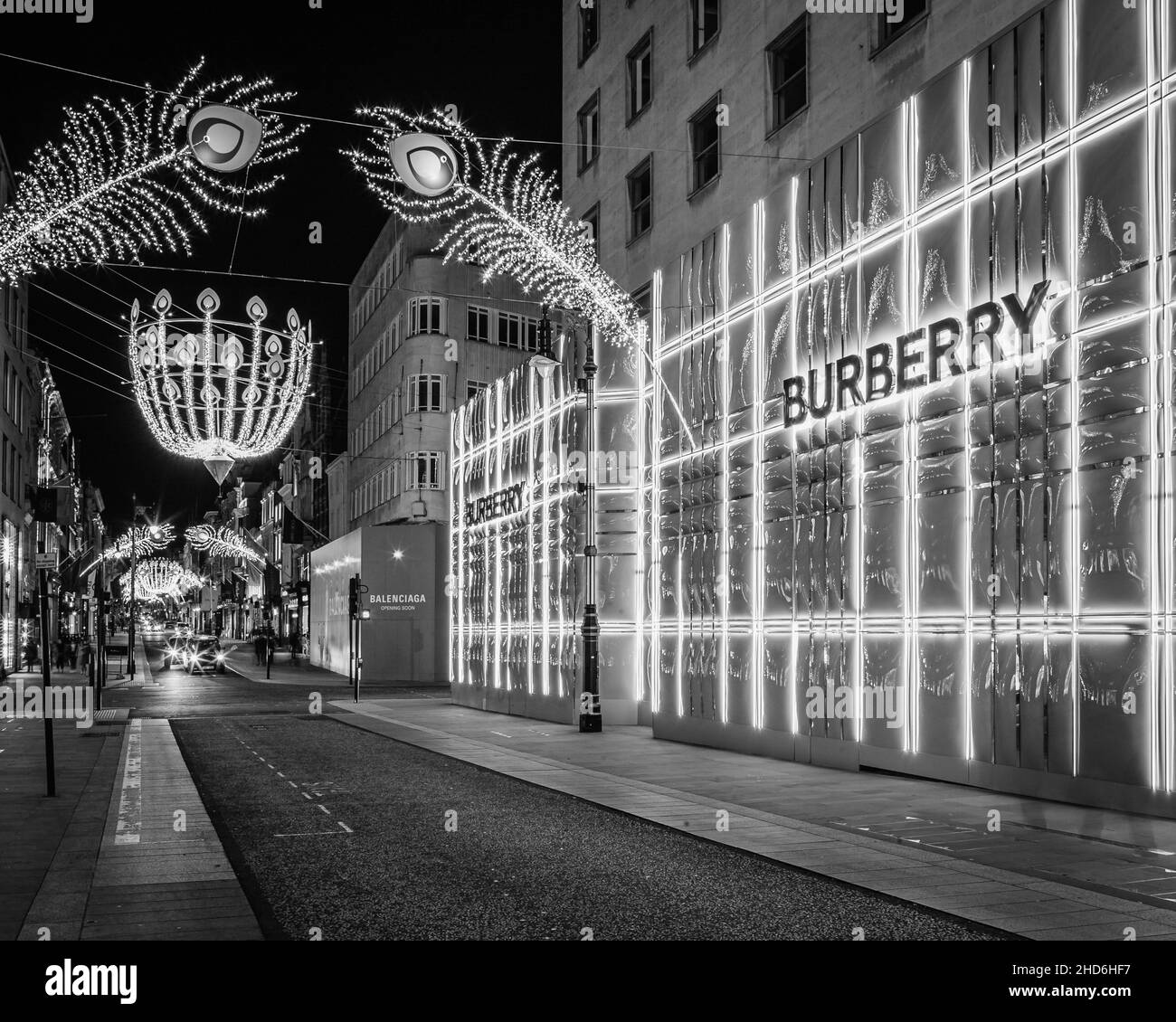 Negozio boutique Burberry su una tranquilla Bond Street durante la stagione delle vacanze a Londra. Foto Stock