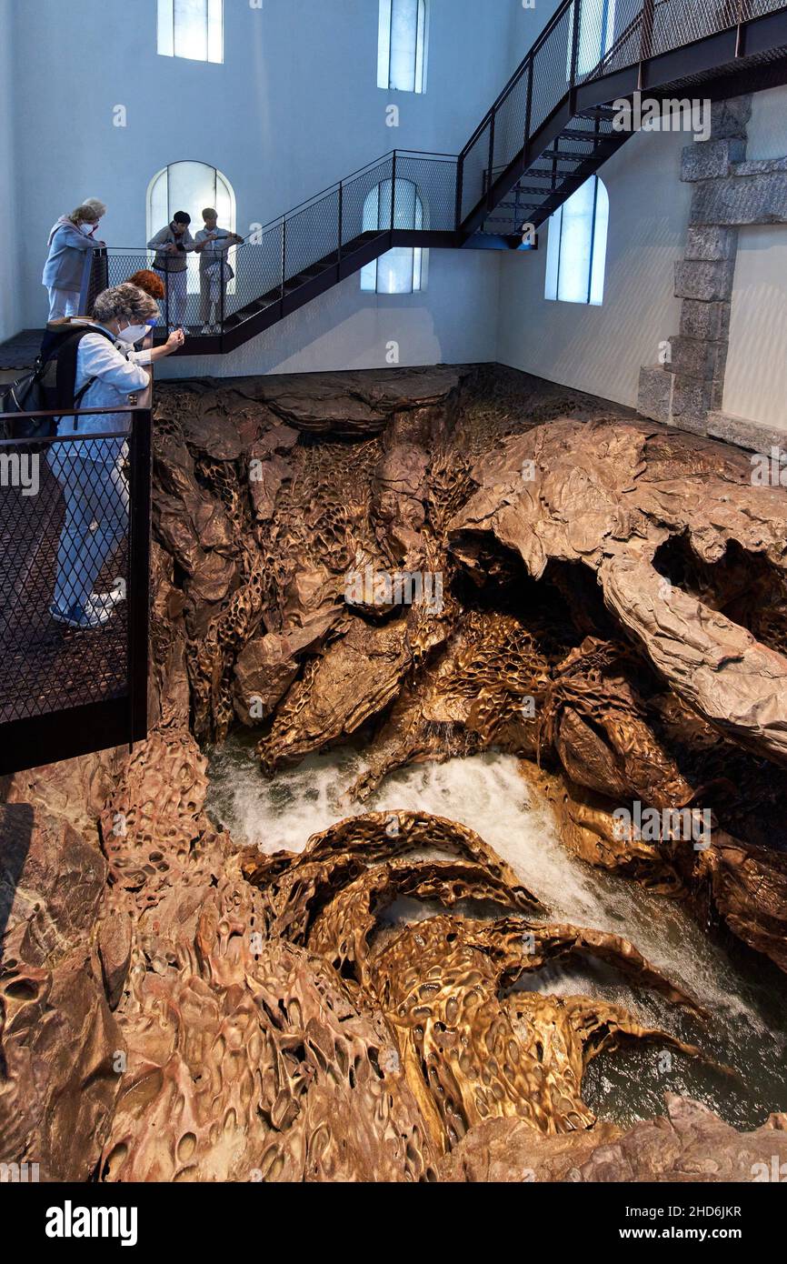 "Hondalea 2020, opera dello scultore Cristina Iglesias, scavata all'interno della Casa del Faro svuotata, l'opera incorpora la geologia e l'ecologia di Foto Stock