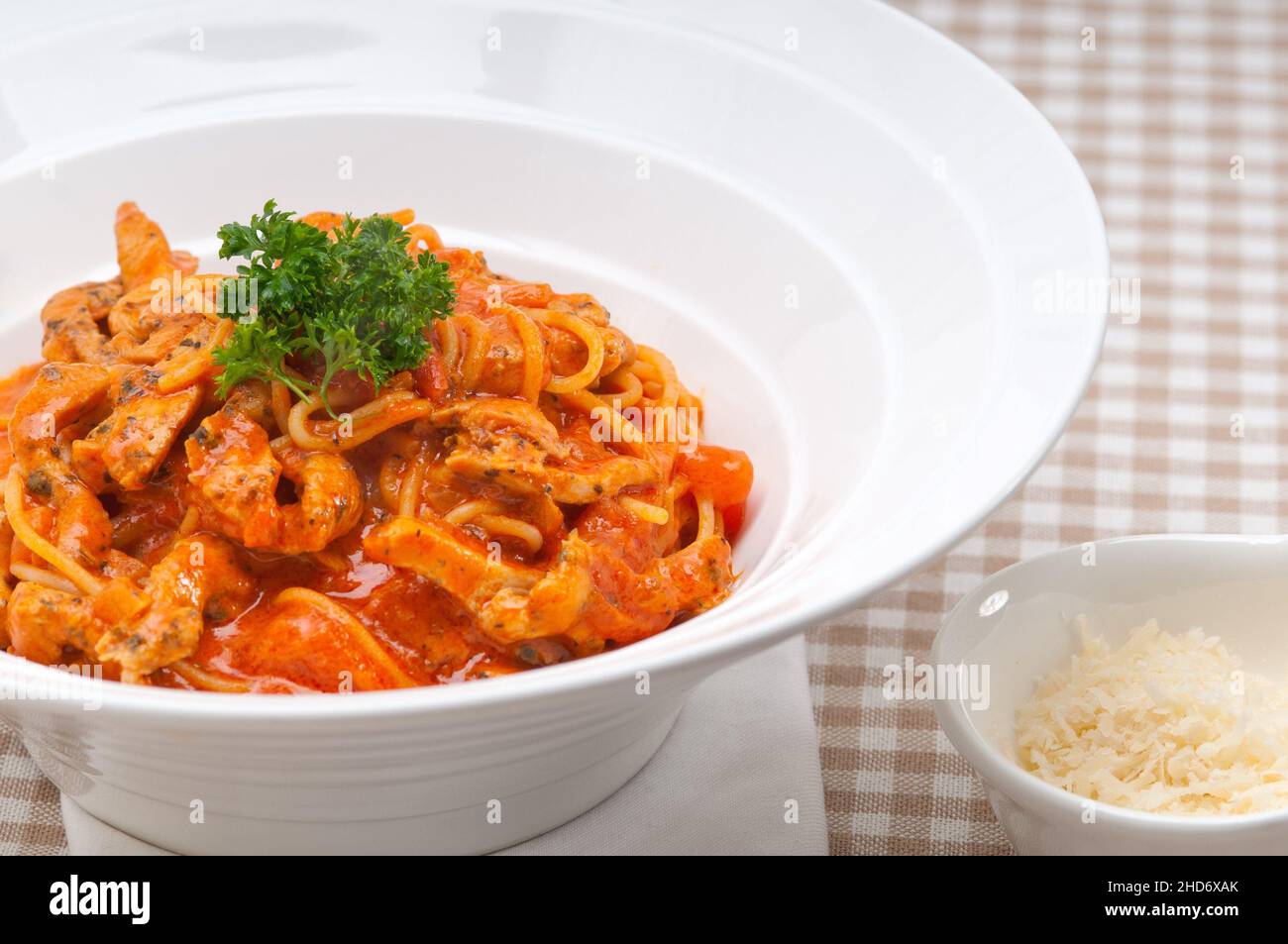 Spaghetti italiani con salsa di pomodoro e pollo Foto stock - Alamy
