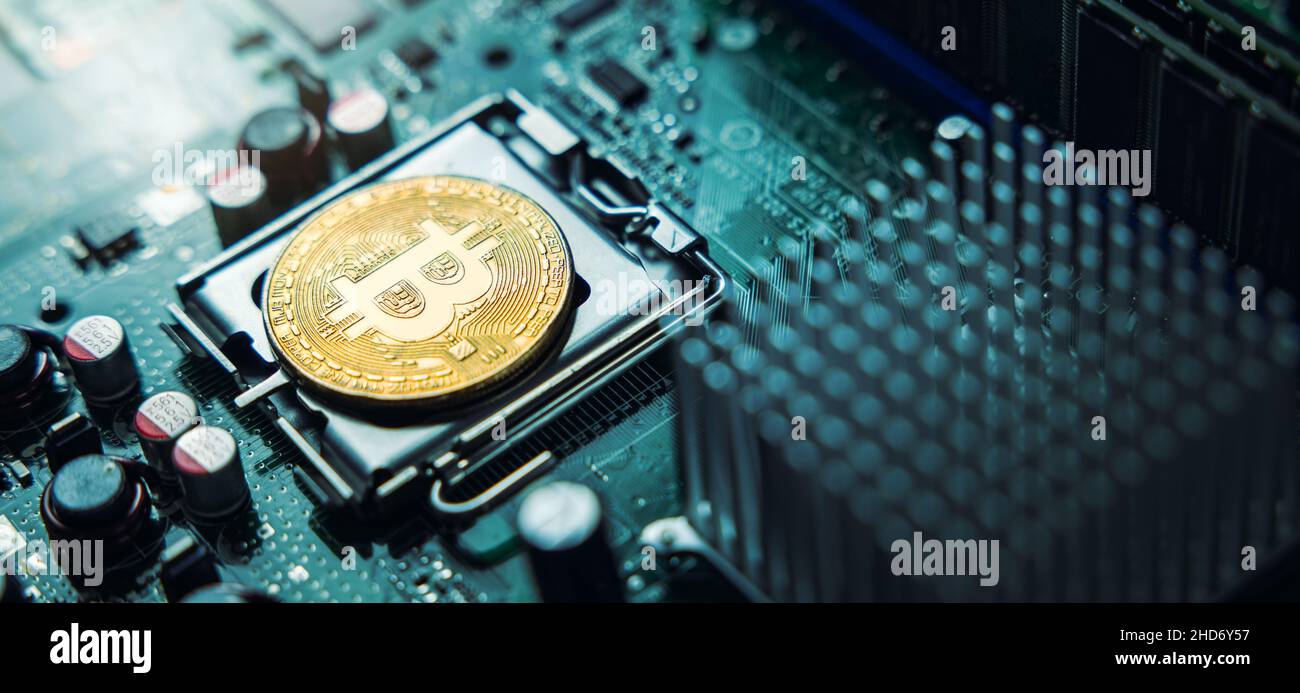 moneta d'oro bitcoin sul circuito stampato del computer. spazio copia banner Foto Stock