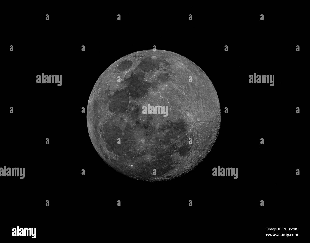 Luna piena in un cielo notturno Foto Stock