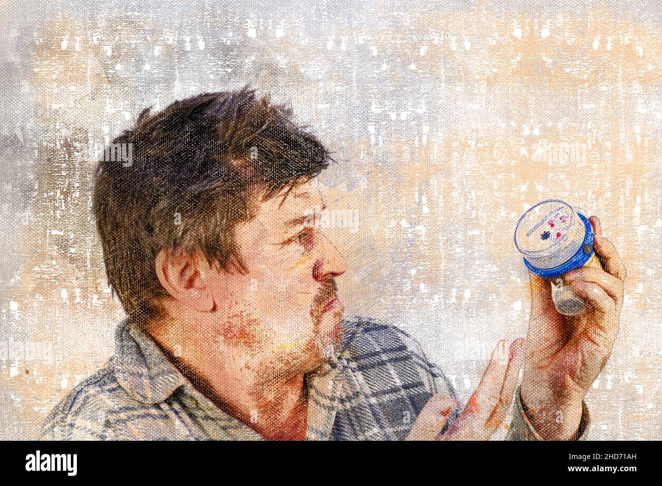 Un uomo con una grimace di incomprensione sul suo volto tiene il contatore dell'acqua nelle sue mani. Un maschio con capelli aggrovigliati e disheveled è rivolto verso la parete grigio chiaro Foto Stock