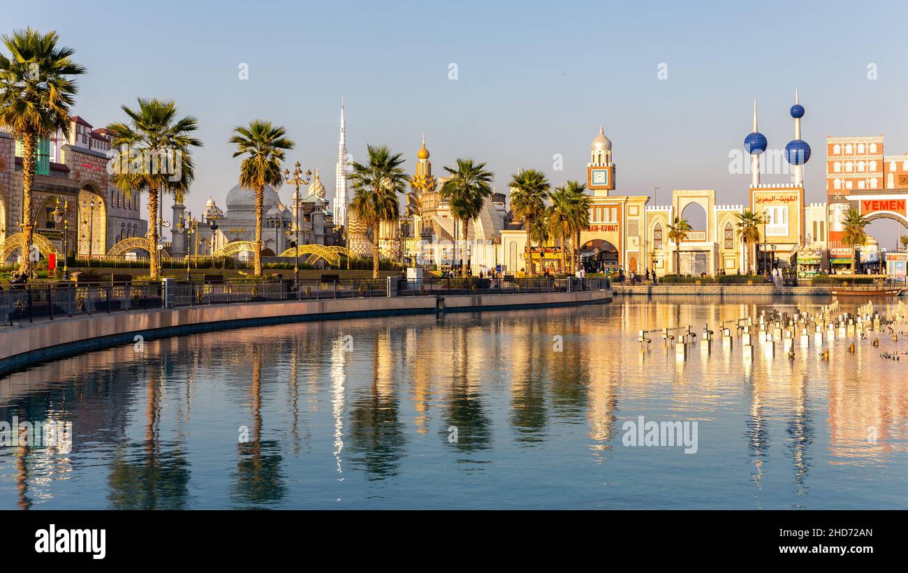 Dubai, Emirati Arabi Uniti, 10.01.21. Parco divertimenti Global Village a Dubai con padiglioni nazionali Bahrain, Kuwait e Yemen, miniature e passeggiata. Foto Stock