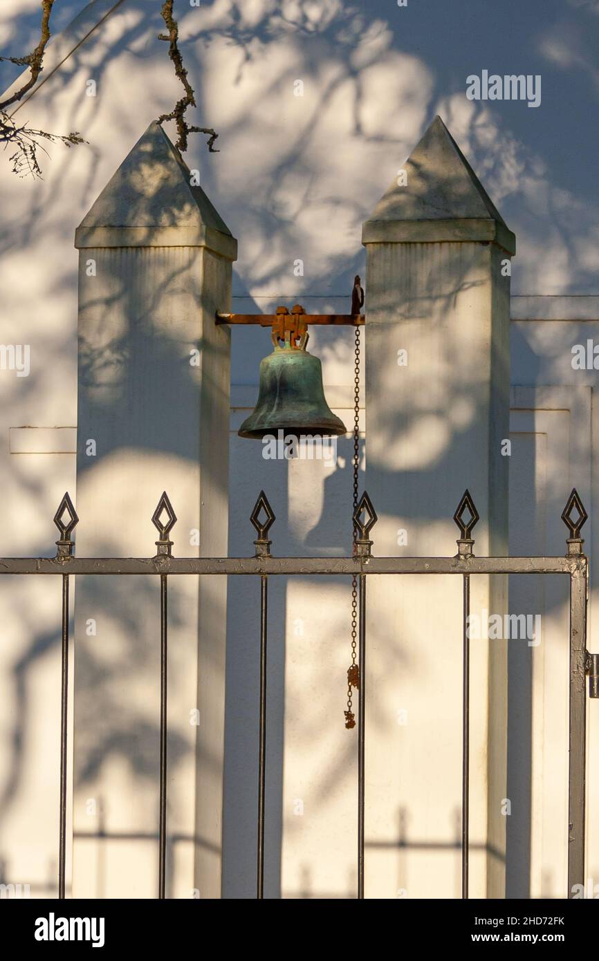 Colpo verticale di una vecchia campana della chiesa Foto Stock