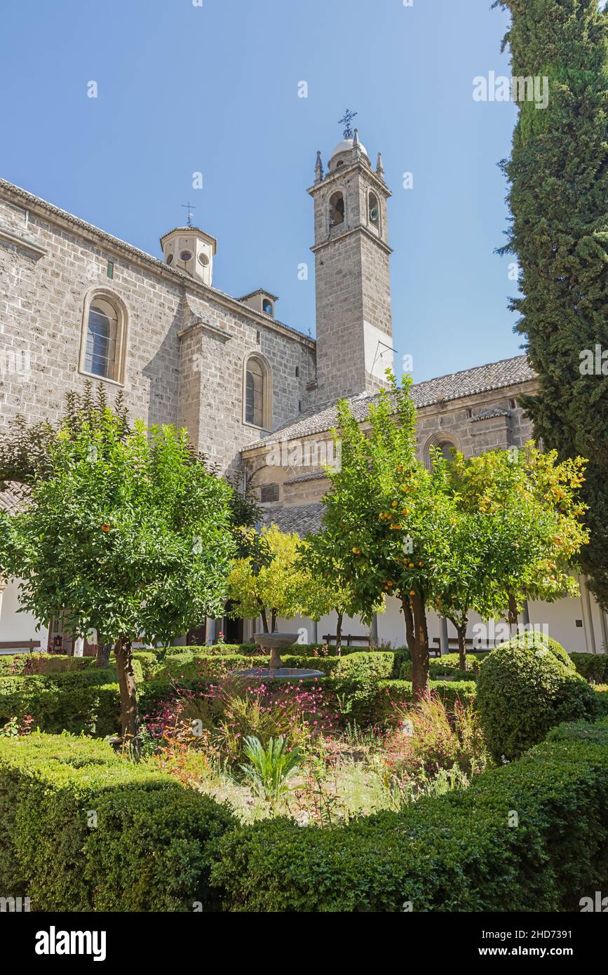 Il patio del Monastero di Cartuja con fiori e aranci Foto Stock