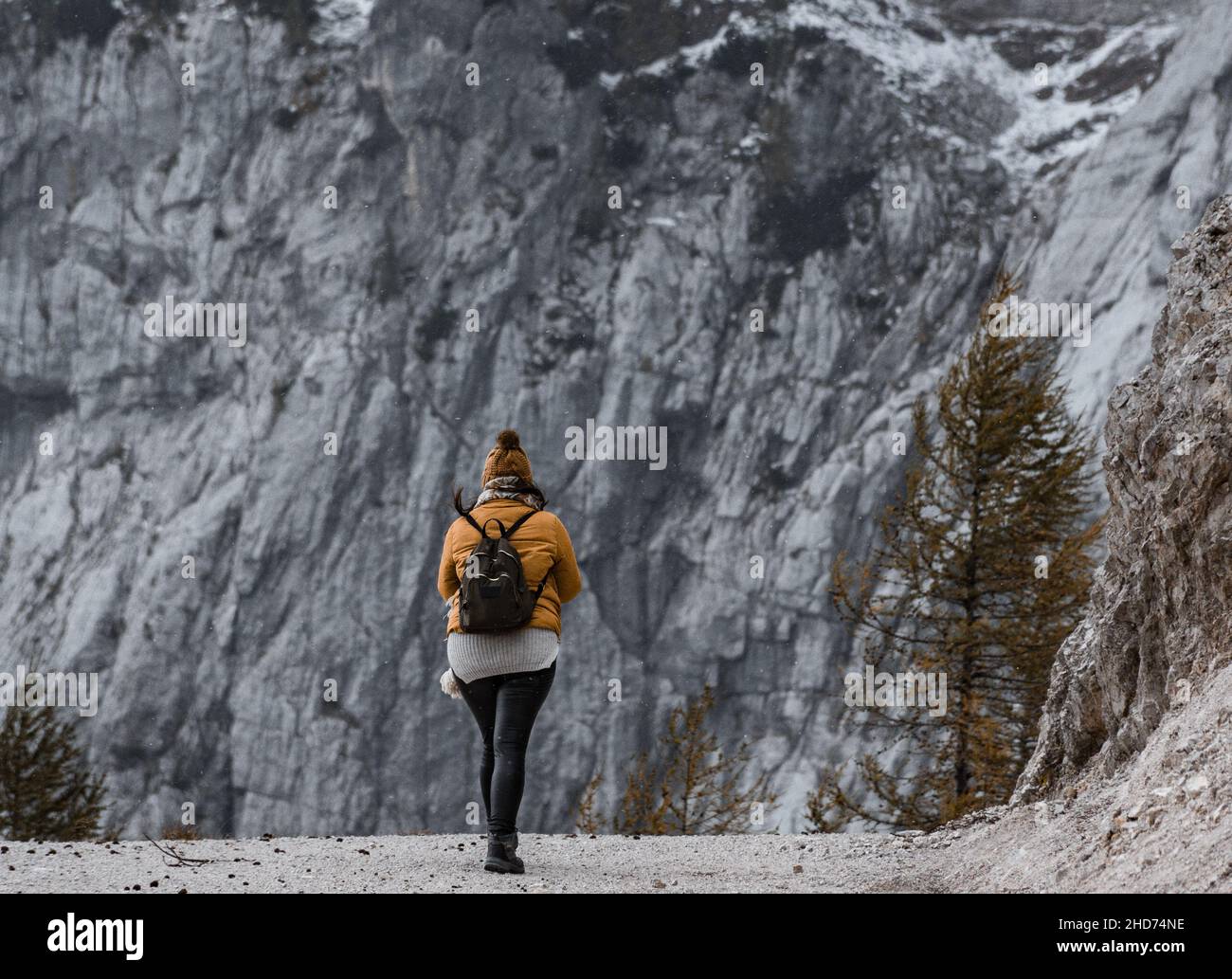 Bella vista di una donna escursionista a piedi sul sentiero sotto una magnifica montagna in Croazia Foto Stock