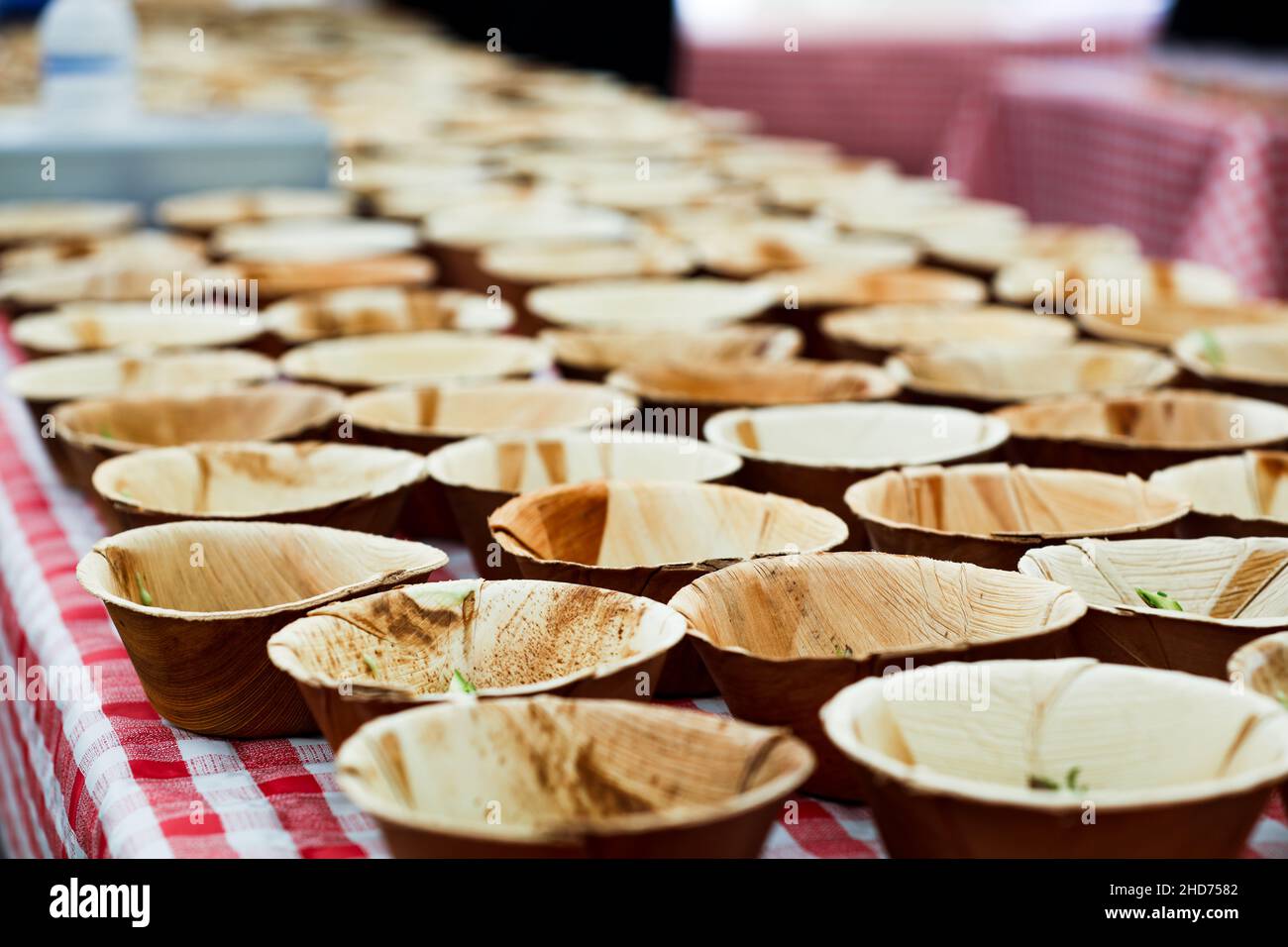 Gruppo delle stesse dimensioni ciotole di legno fatte a mano con cibo esposto sul tavolo in un festival Foto Stock