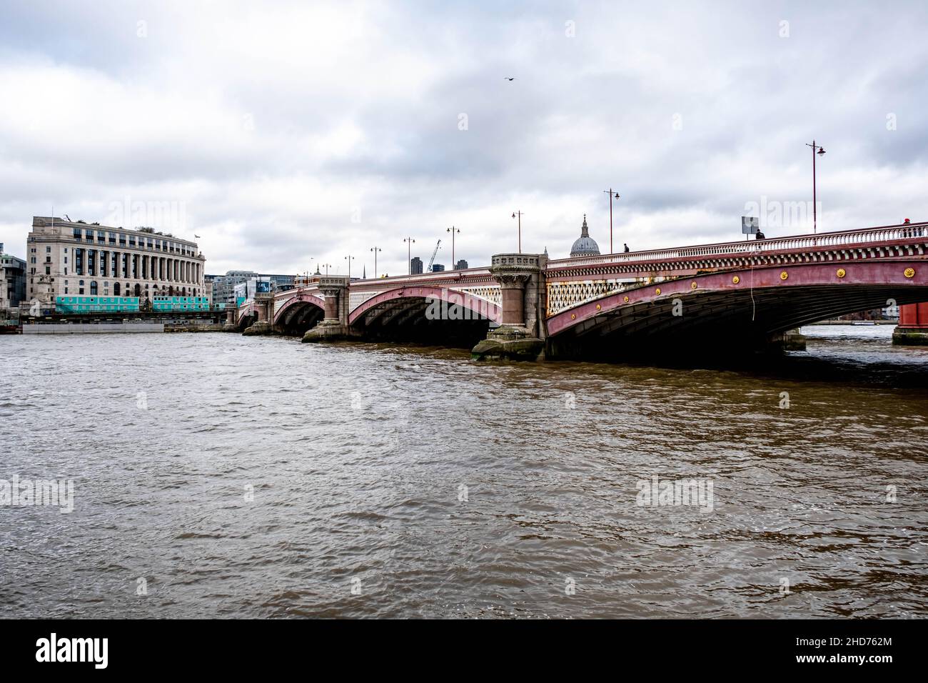Londra Inghilterra UK Gennaio 02 2022, Blackfriars Bridge Crossing River Thames with Unilever House in background and No People Foto Stock
