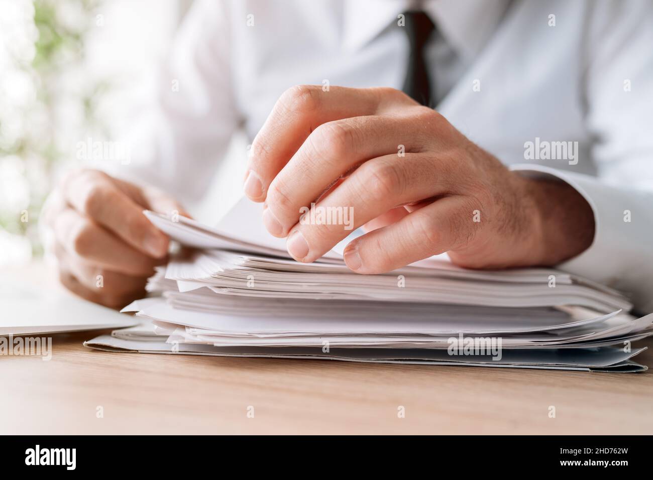 Concetto di caccia alla testa di talenti aziendali, applicazioni di lavoro di lettura del datore di lavoro in ufficio, fuoco selettivo Foto Stock