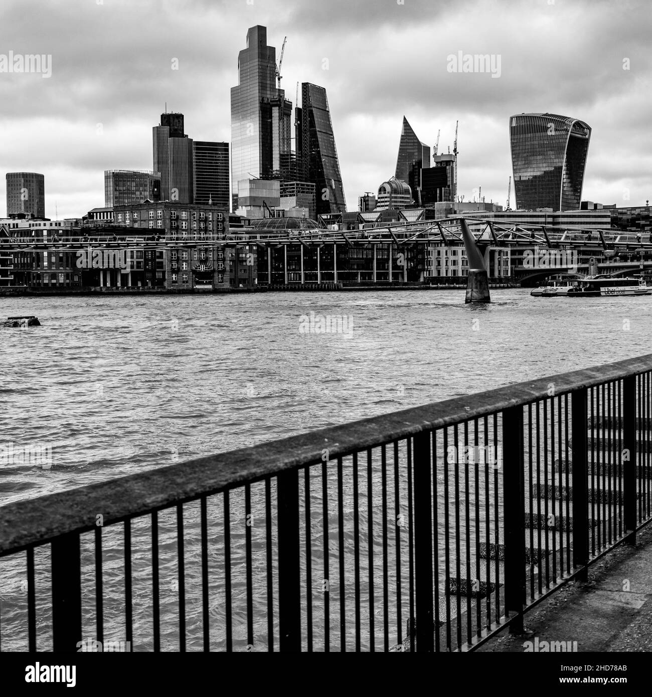 Londra Inghilterra UK Gennaio 02 2022, Vista del Distretto commerciale di Londra Skyline con edifici commerciali di alto livello e il Tamigi in primo piano Foto Stock