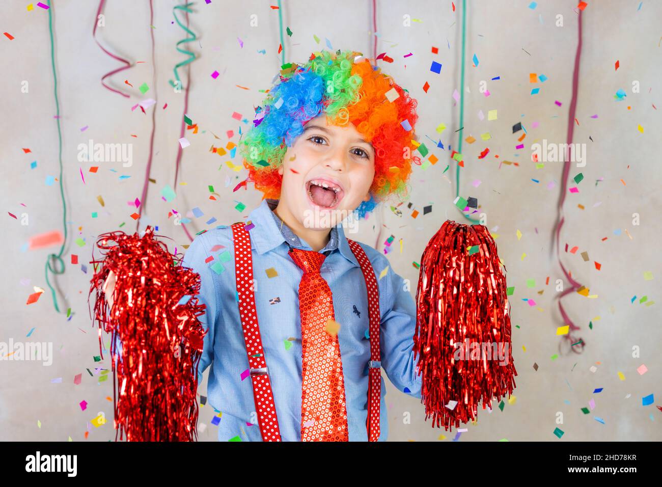 Divertente ragazzo con cravatta e parrucca al Carnevale Foto stock - Alamy