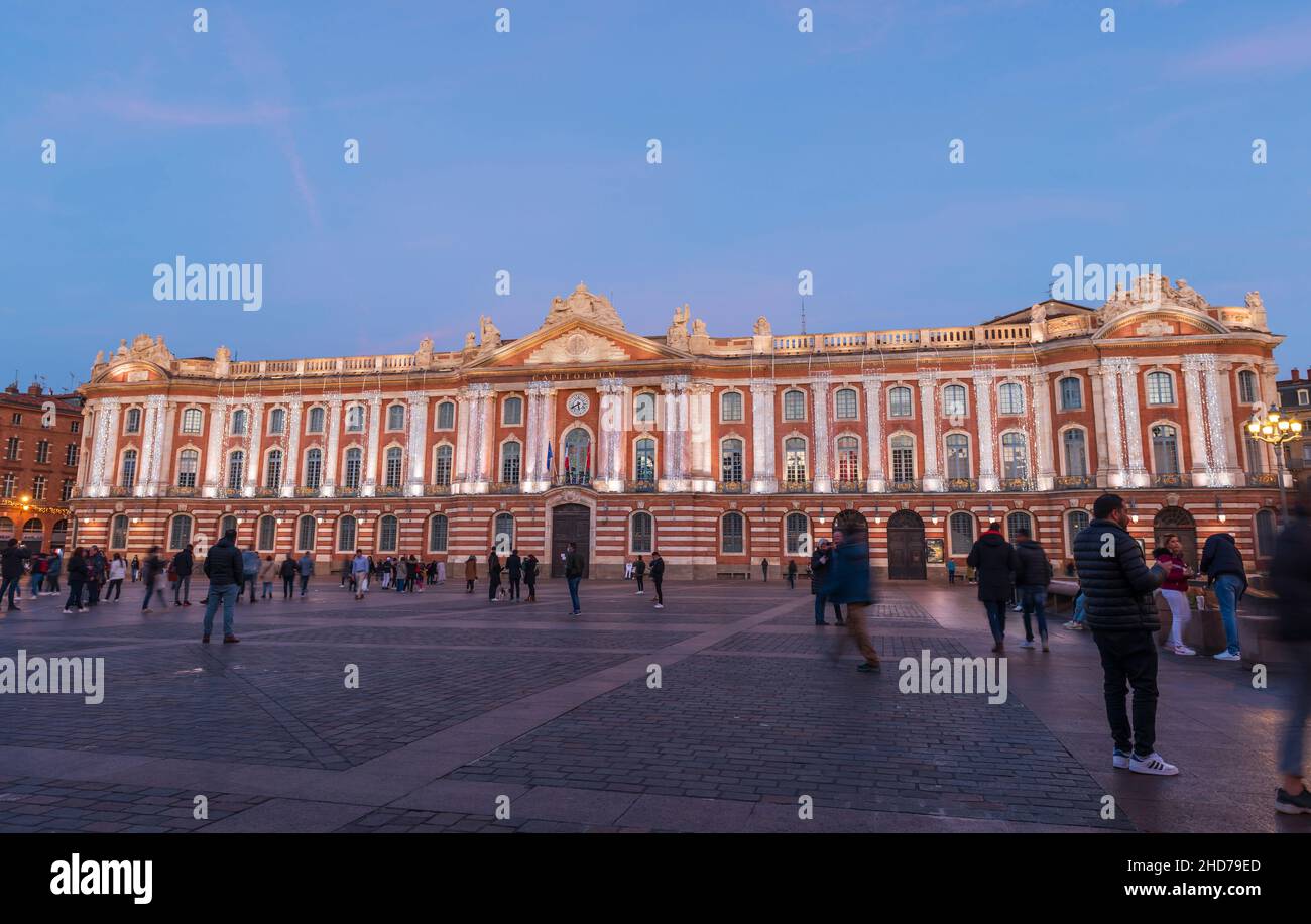 Place du Capitole e i suoi turisti, al crepuscolo, in Haute Garonne, in Occitanie, Francia Foto Stock