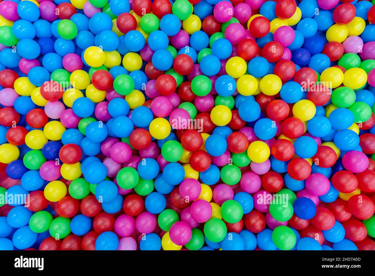 Un sacco di palline di plastica colorate in piscina palla Foto stock - Alamy