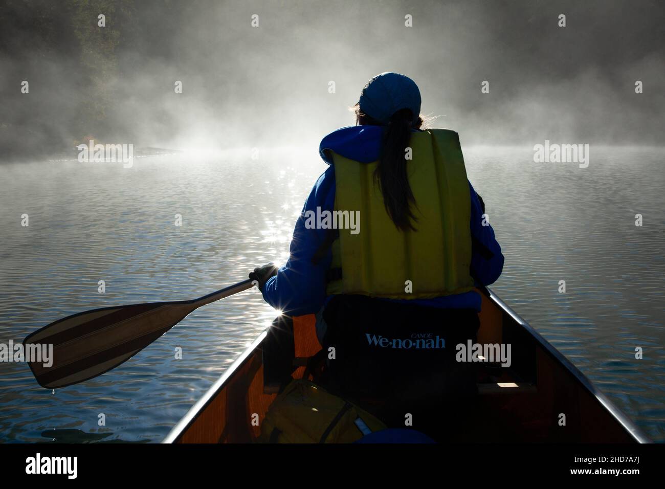 Silhouette in canoa sul lago Charlton, Deschutes National Forest, Oregon. Foto Stock